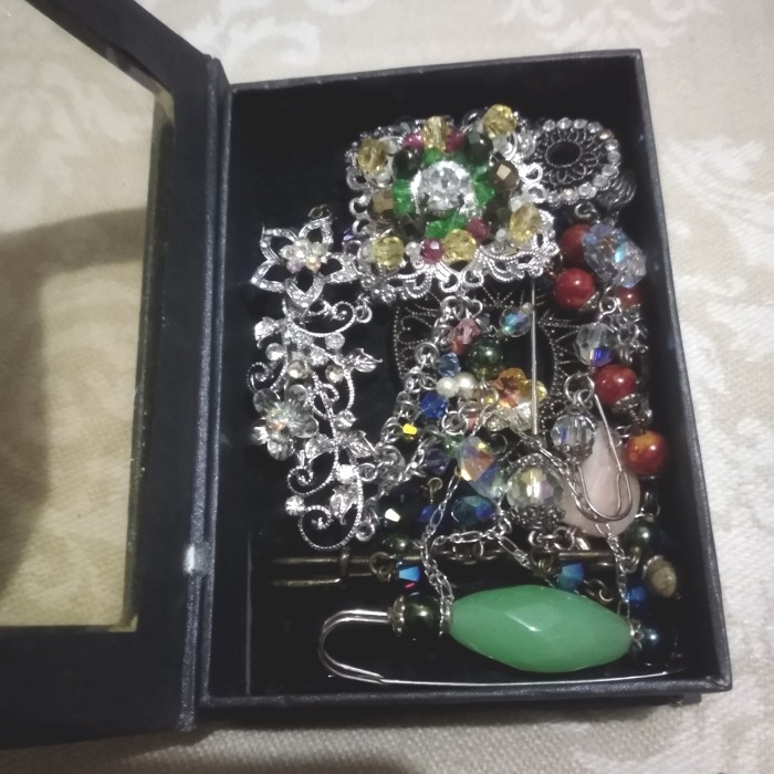 Jual Pin - Assorted Brooch Or Drop Pin (1 Box ) | Shopee Indonesia
