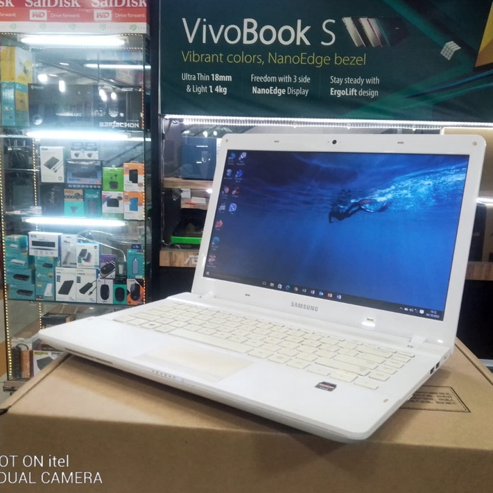 Jual LAPTOP LEPTOP SECOND BEKAS SAMSUNG RAM 4GB 14 INCH MULUS SANGAT