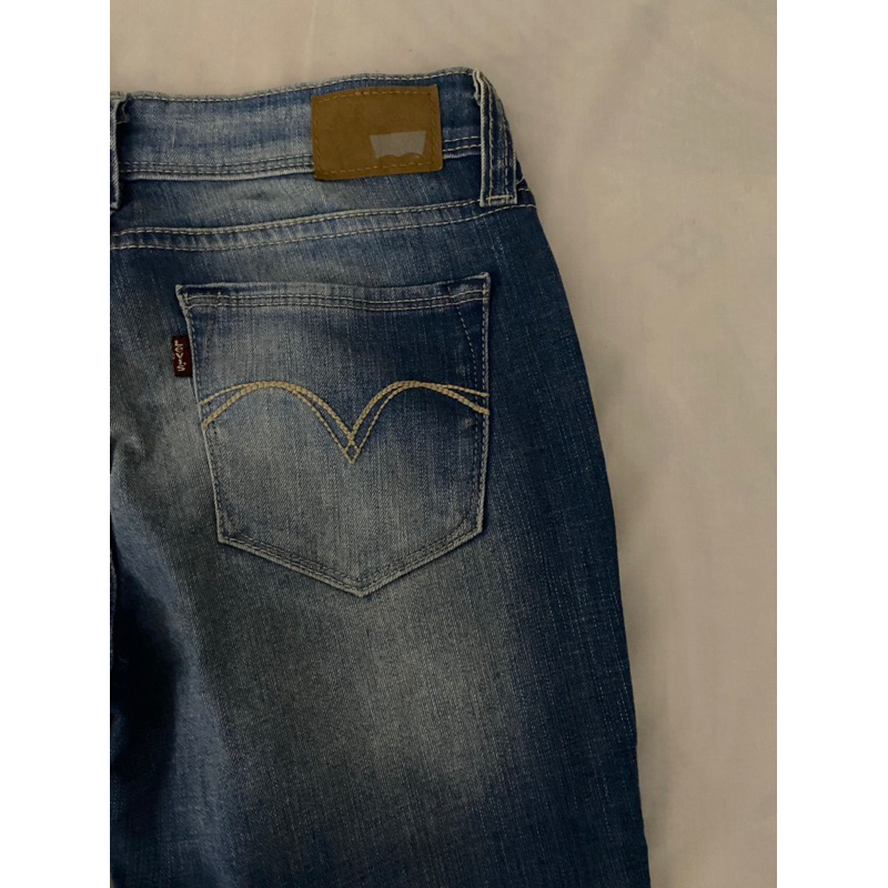 Jual Preloved Lev*s dark blue jeans cewe | Shopee Indonesia