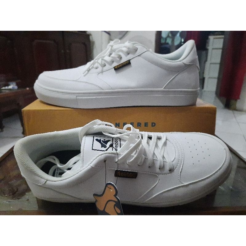 Jual Sepatu Sneakers Brodo Calcio All White Shopee Indonesia