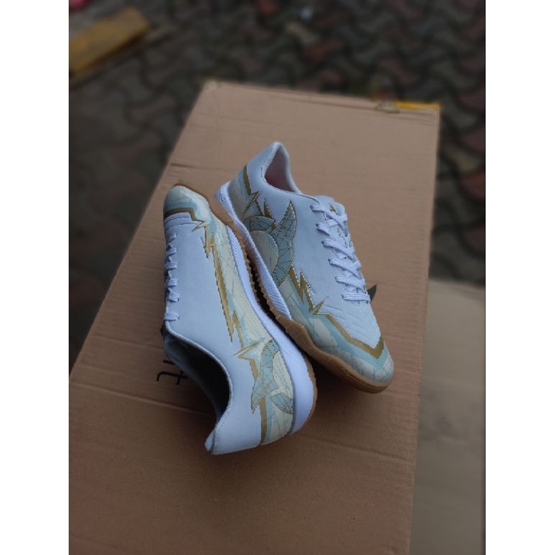 Jual Sepatu Futsal Ortuseight Catalyst Raiden IN - White/Gold/Silver ...