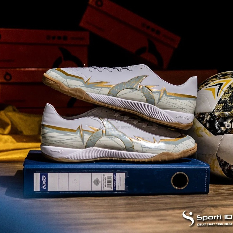 Jual Sepatu Futsal Ortuseight Catalyst Raiden IN - White Gold 11020411 ...