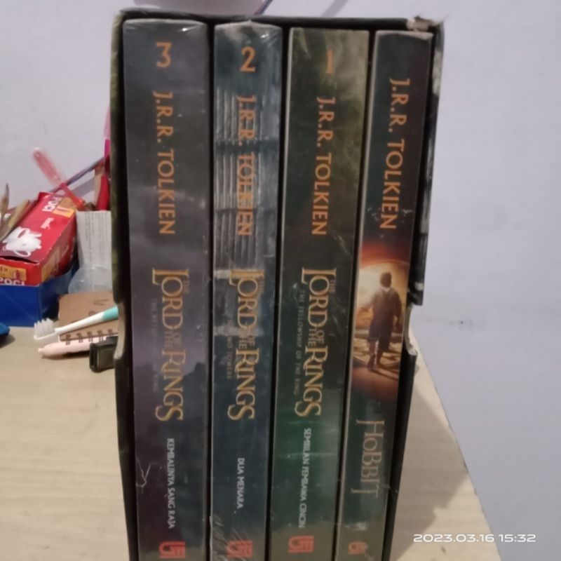 Jual PRELOVED BUKU NOVEL SERI THE HOBBIT LORD OF THE RINGS JRR TOLKIEN ...