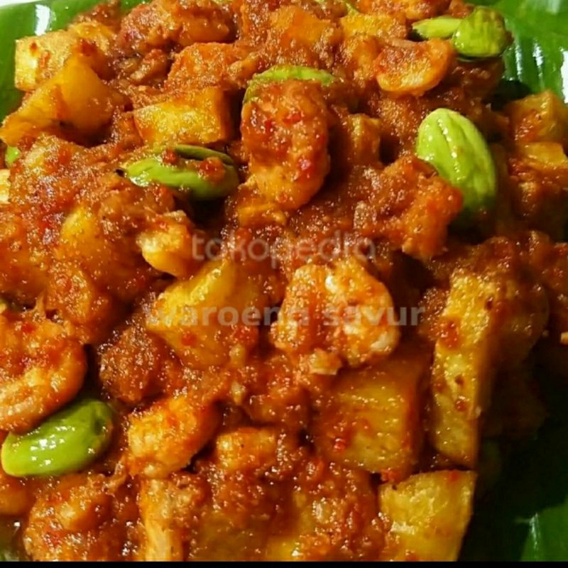 Proses pembuatan Sambal Balado Udang Kentang Pete di atas kompor