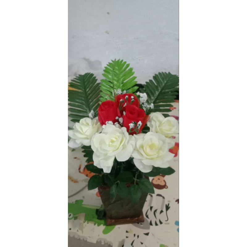 Jual Rangkaian bunga mawar hiasan meja | Shopee Indonesia