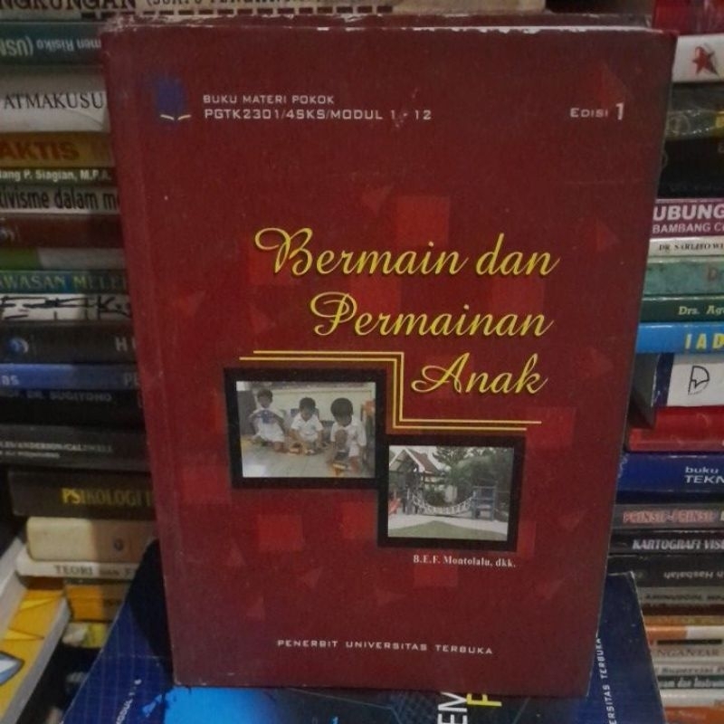 Anak Bermain Game dan Membaca Buku