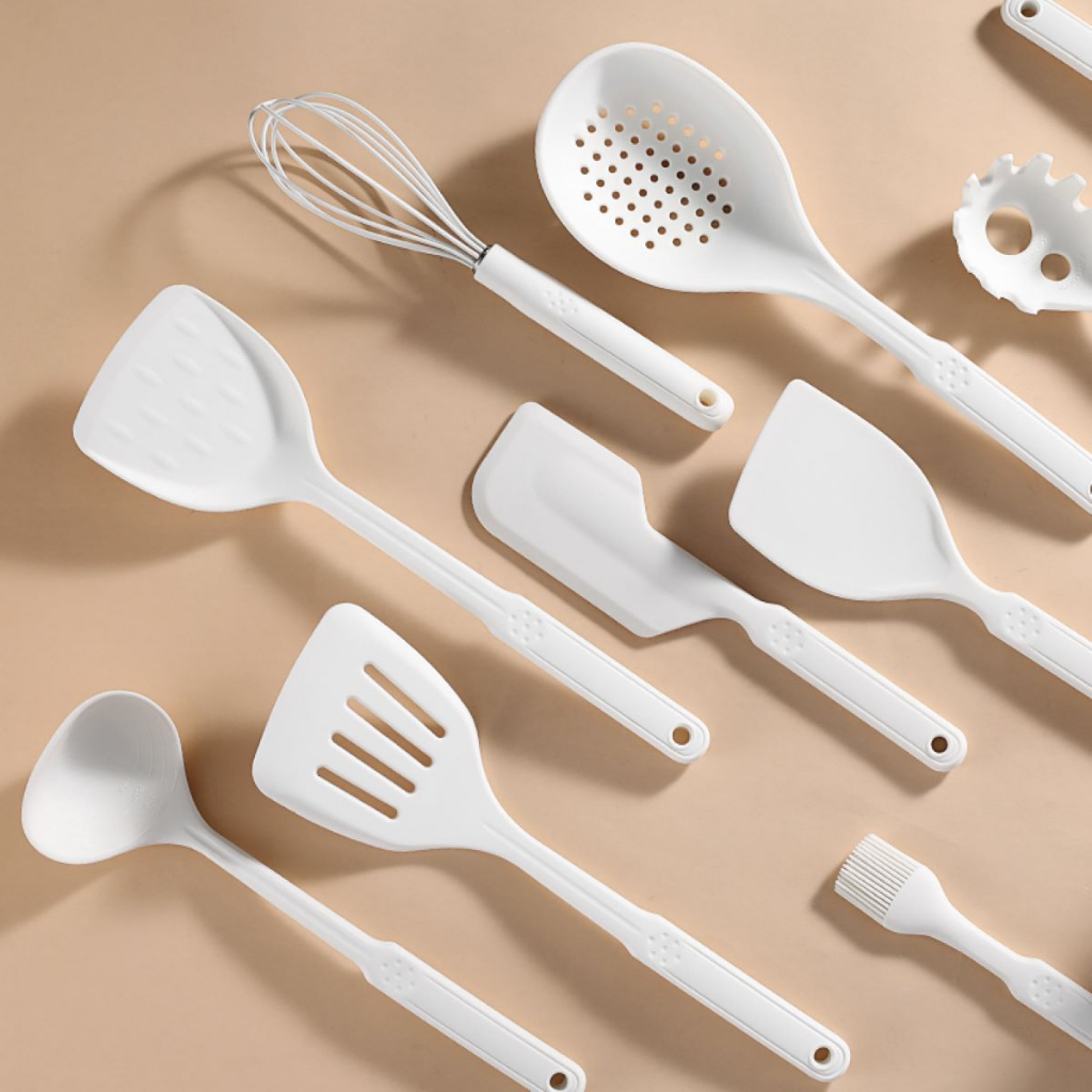 White deals spatula set