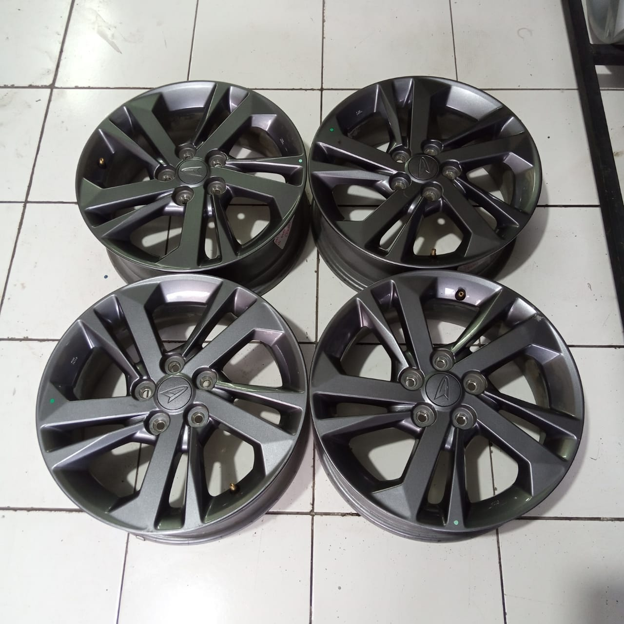 Jual velg mobil second oem new xenia ring 15 hol 5x100 untuk new avanza