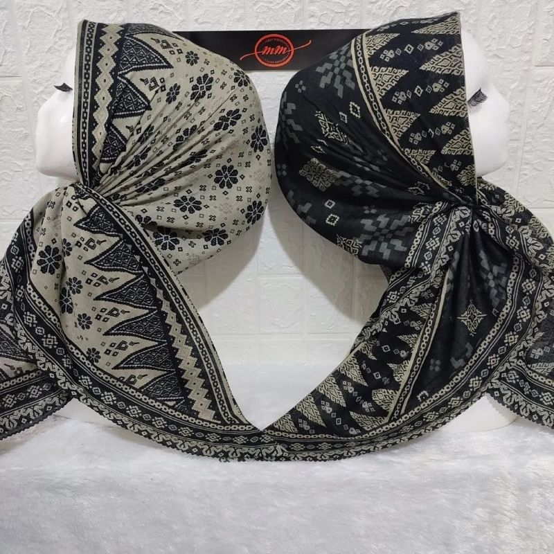 Jual HIJAB SEGI EMPAT VOAL MOTIF BATIK HITAM COKSU | Shopee Indonesia