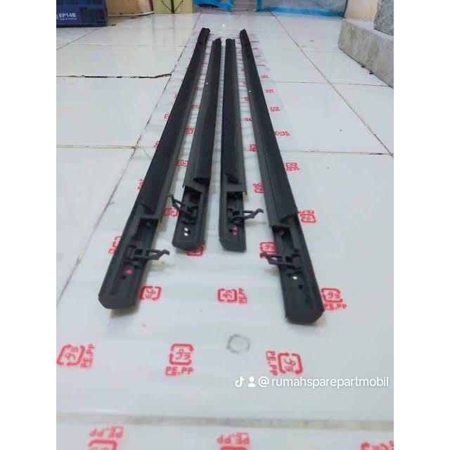 Jual Pelipit Weather Strip Kaca List Pelipit Kaca Pintu Mobil Innova Hitam Shopee Indonesia