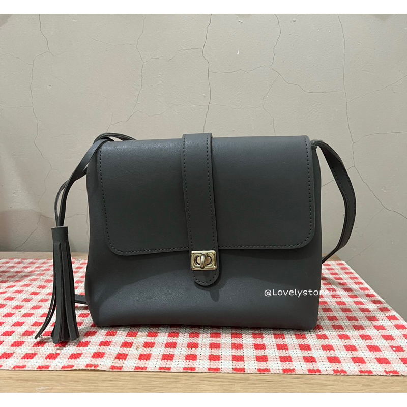 Jual Tas selempang Miniso Slingbag with tassel Miniso sling bag tas miniso preloved branded tas slingbag rumbai tas selempang tassel keychain gantungan kunci rumbai Shopee Indonesia