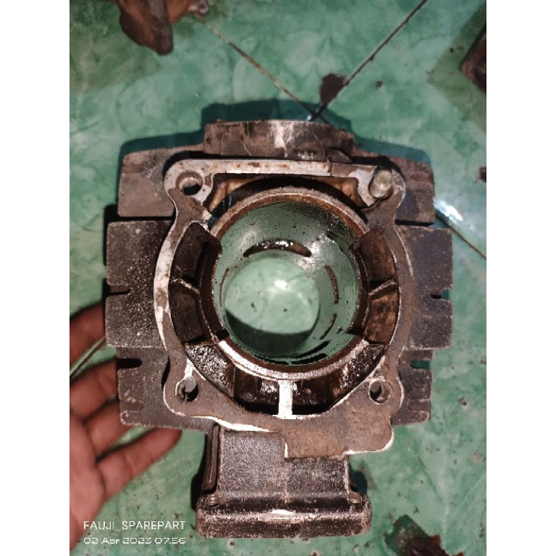 Jual blok boring piston Suzuki RGR rjr barang masih bagus ori bawaan ...
