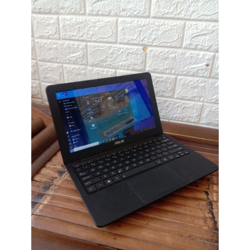 Jual Asus second mulus E202 NAH garansi slim | Shopee Indonesia
