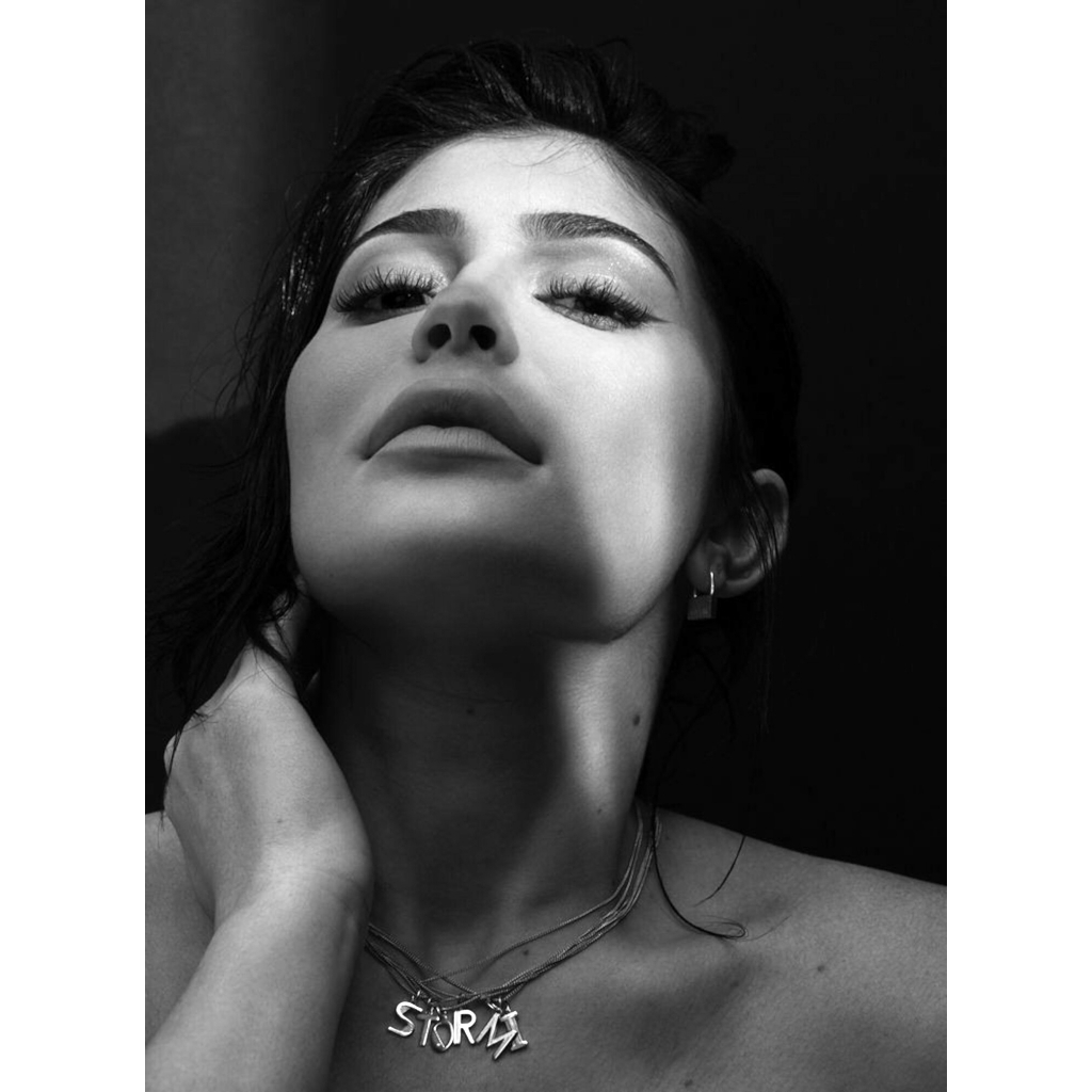 Jual POSTER DINDING KYLIE JENNER (BISA CUSTOM GAMBAR) | Shopee Indonesia