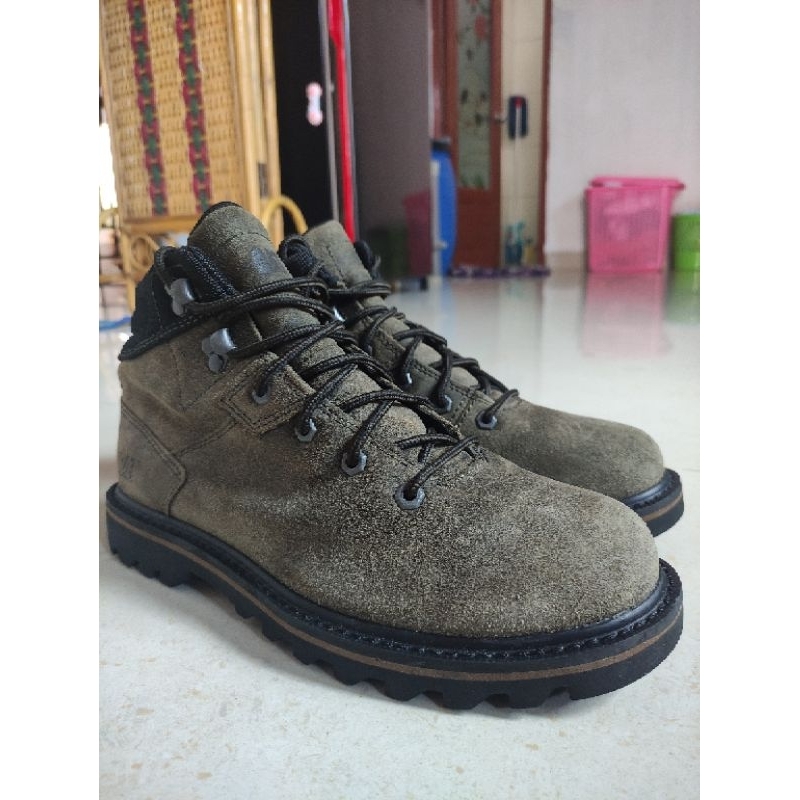 Caterpillar exigent clearance boots