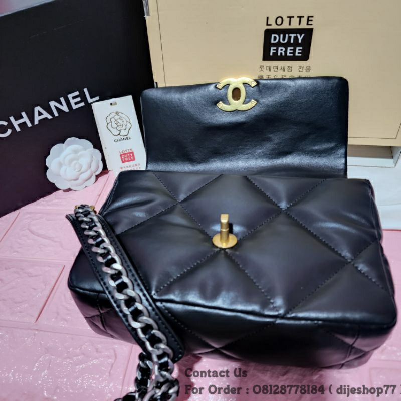 Chanel Classic Flap Bag Medium Lambskin Leather – l'Étoile de Saint Honoré