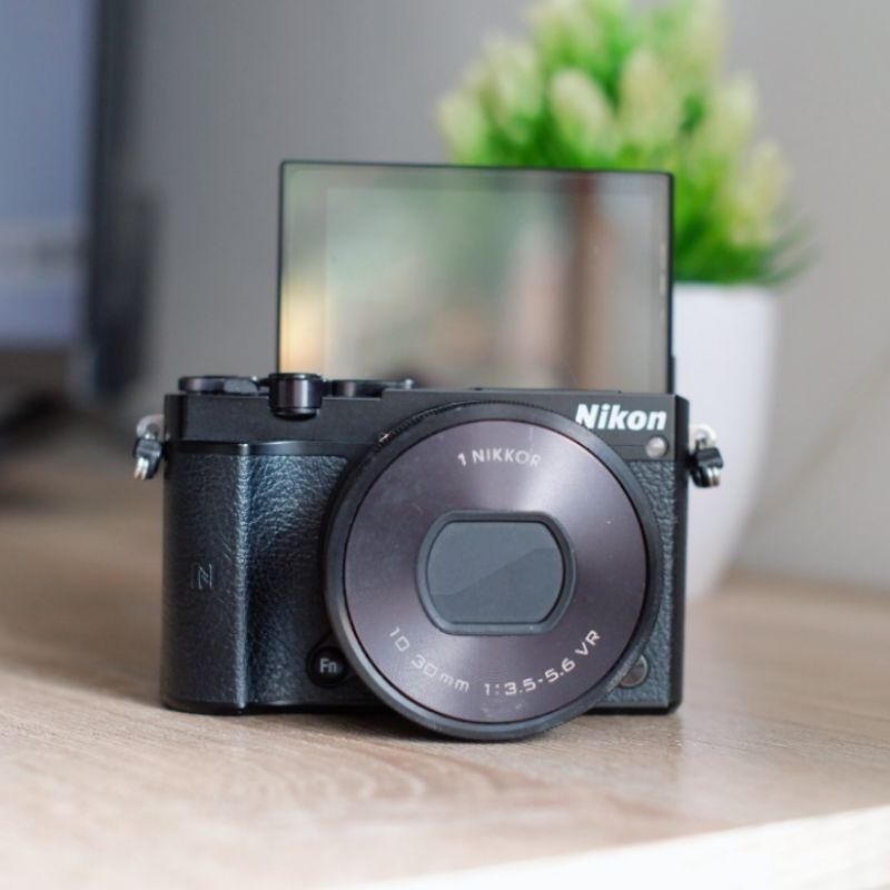 Jual Mirrorless Nikon j5 wifi touchscreen flip nfc fullset Shopee