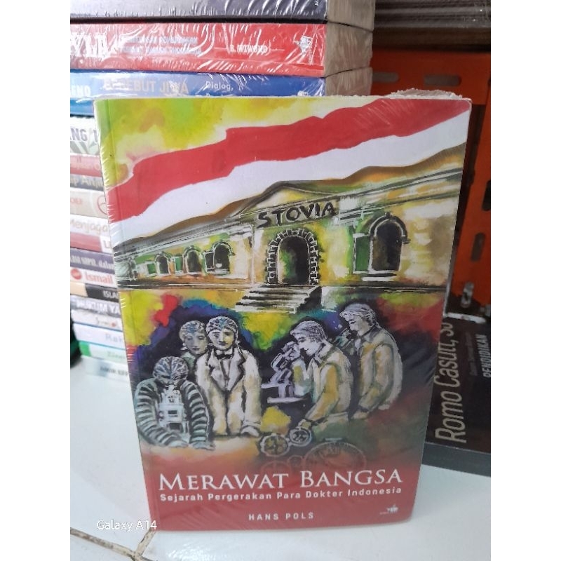 Jual BUKU MERAWAT BANGSA SEJARAH PERGERAKAN PARA DOKTER INDONESIA ...