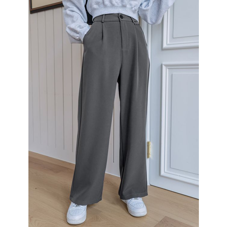 Yalangoch gimnastikachi bolinishlarni bajaradi