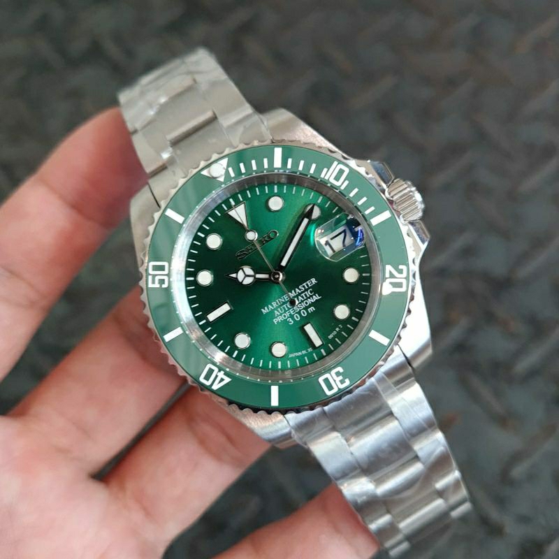 カスタムMOD NH35A自動巻き搭載ブラックダイヤルデイト表示あり39mm