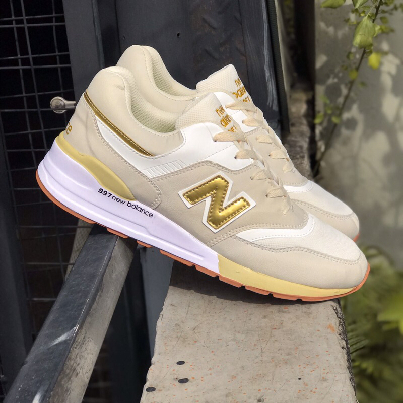 Sneakers Wanita Cream Gold 997 Ringan