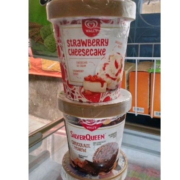 Jual Es Krim Strawberry Cheesecake 410ml Ice Cream Walls Shopee Indonesia 