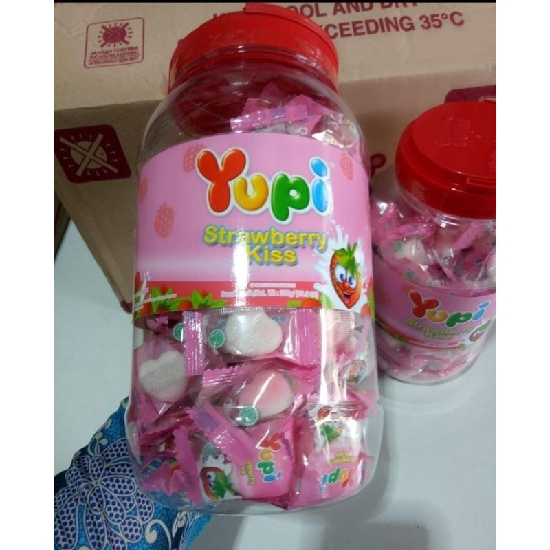 Jual Permen Yupi Strawberry Kiss Toples 300gr Shopee Indonesia