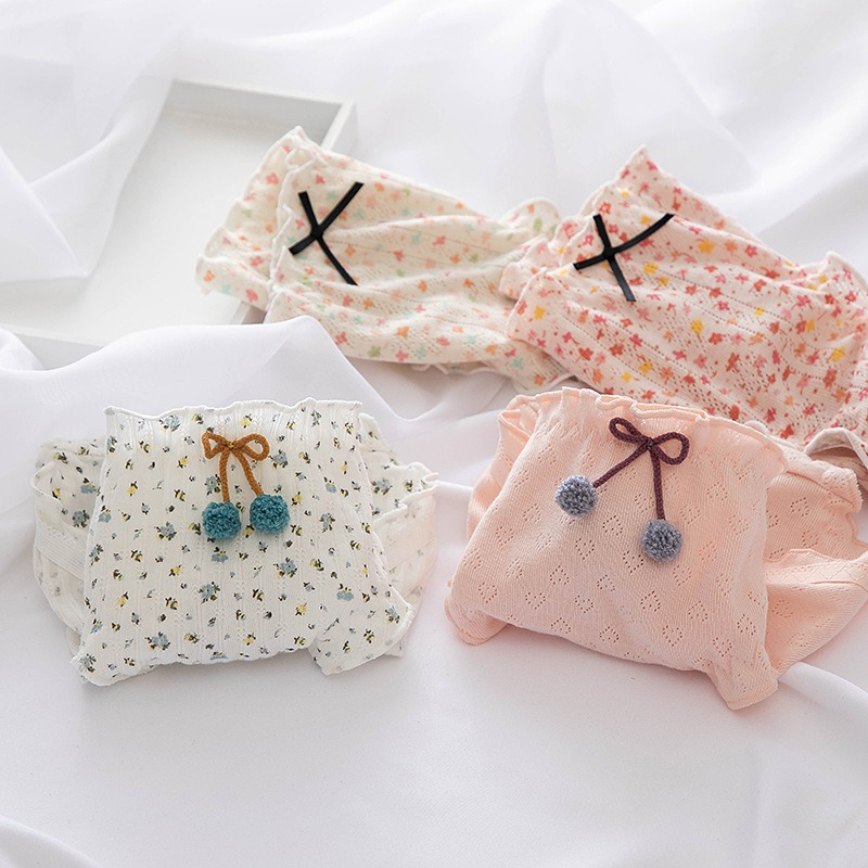 wanita memakai celana dalam dengan berbagai motif dan warna