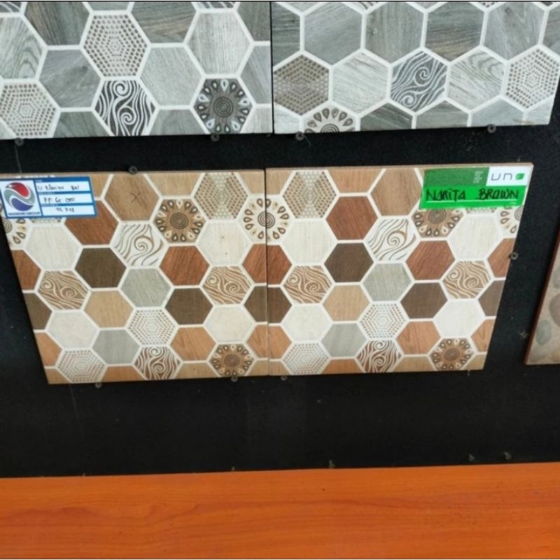 Jual Keramik Lantai Kamar Mandi 25x25 UNO Narita Brown | Shopee Indonesia