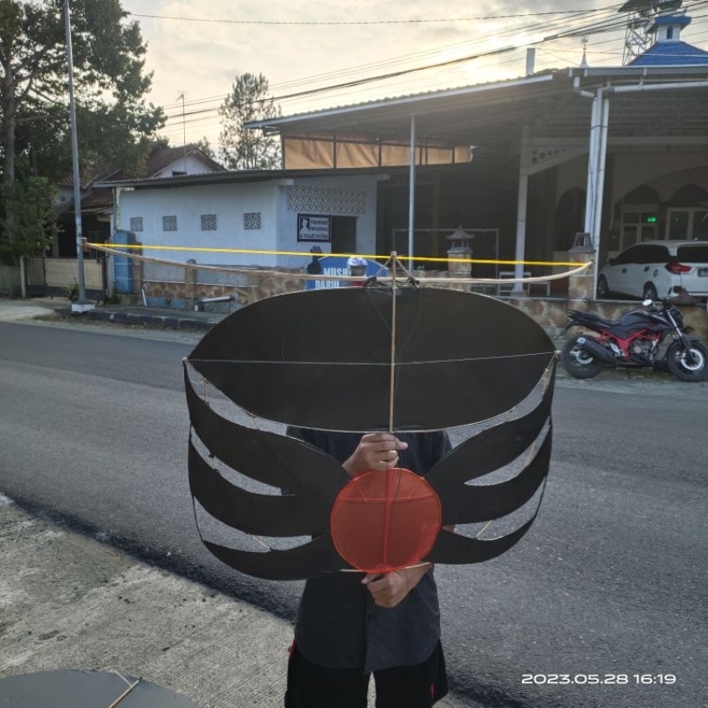 Layangan ram-raman berukuran 1 meter. Ukurannya lebih kecil dari yang sebelumnya, sehingga lebih mudah untuk diterbangkan. Cocok untuk anak-anak atau pemula yang baru belajar menerbangkan layangan. Desainnya sederhana namun tetap menarik.