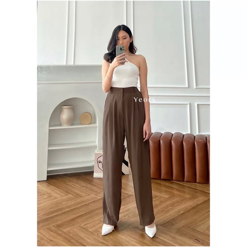 Styling Celana High-Waist dan Wide-Leg untuk Lingkungan Kantor.