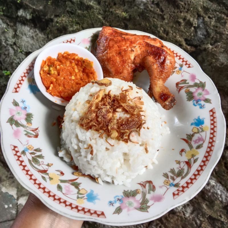 Ayam goreng kipas yang siap disajikan dengan sambal dan nasi
