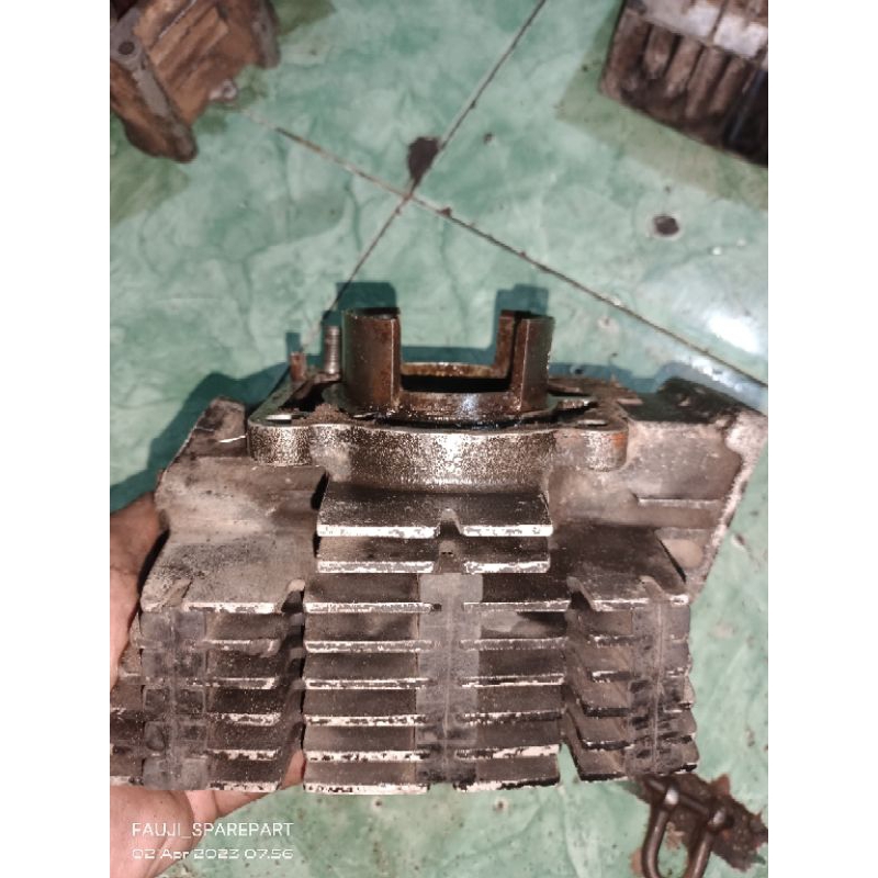 Jual blok boring piston Suzuki RGR rjr barang masih bagus ori bawaan ...