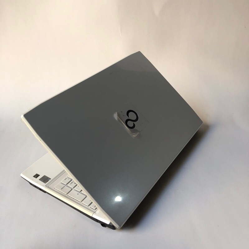 富士通 第4世代Core i5搭載 メモリ4G SSD240G DVD読み書き 大画面15.6