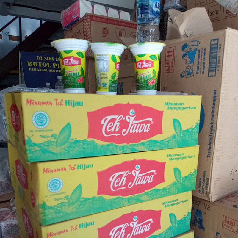 Teh kulit petai dalam gelas saji