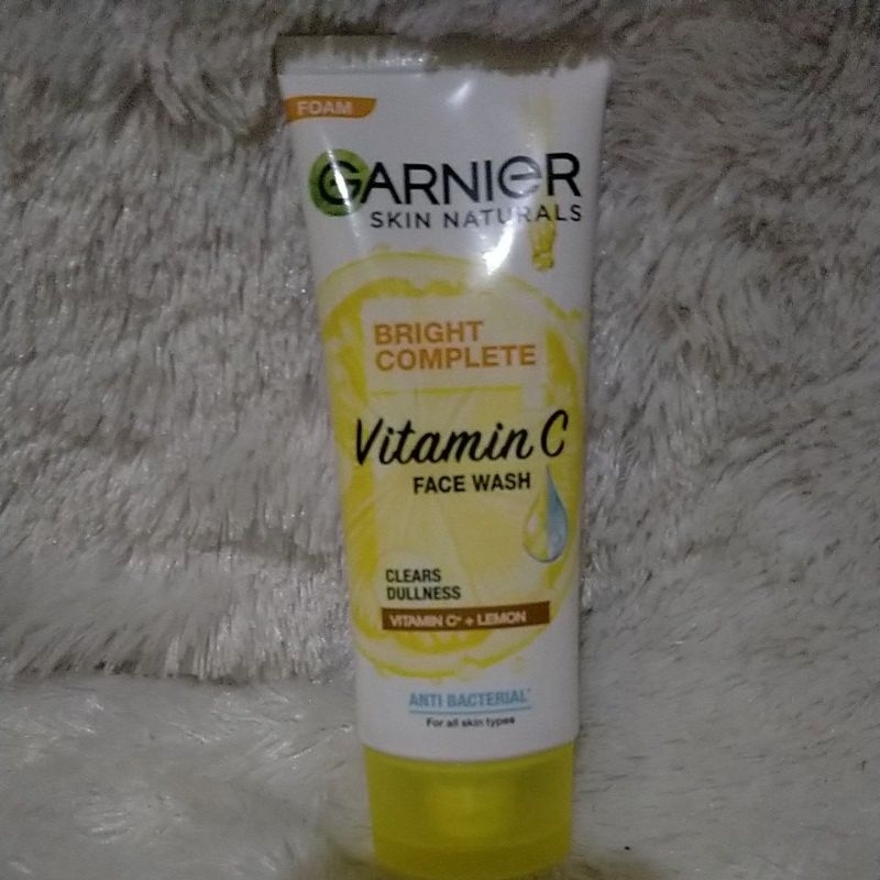 Jual Garnier scrub face wash 100 gr / Garnier sakura hyaluron 100 gr Shopee Indonesia