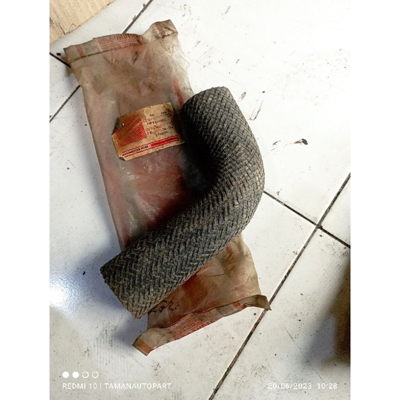 Jual SELANG RADIATOR TENGAH COLT DIESEL FE 81/82 MB110082 | Shopee ...