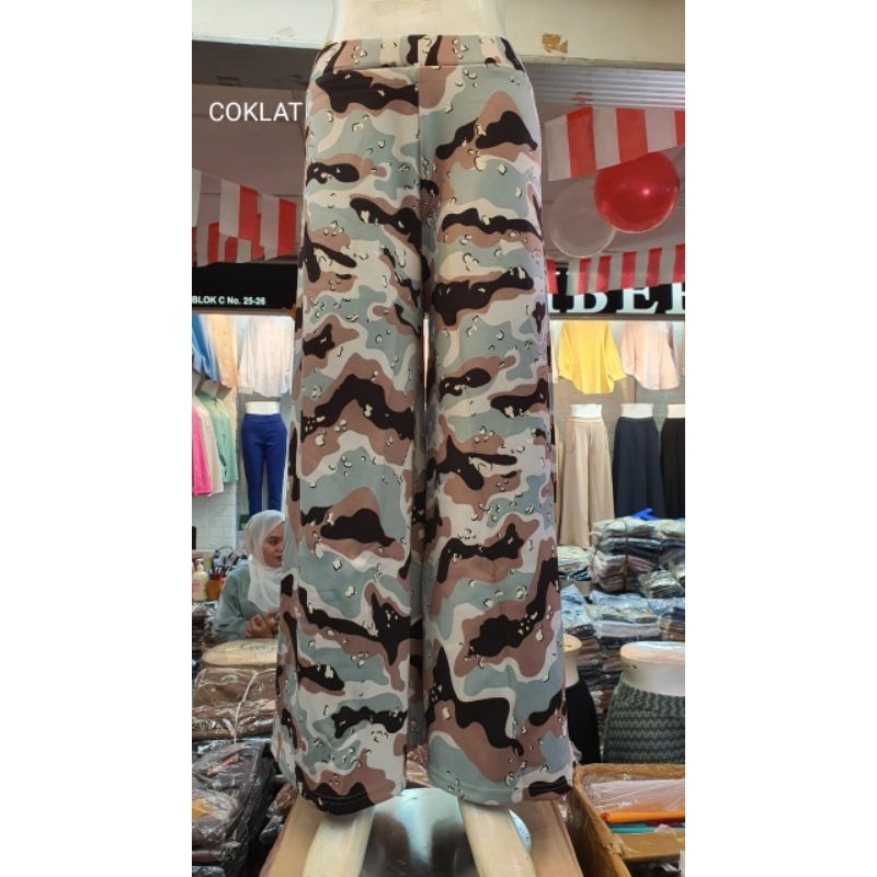 Mini yubka jinsiy aloqada qora neylon taytdagi qiz