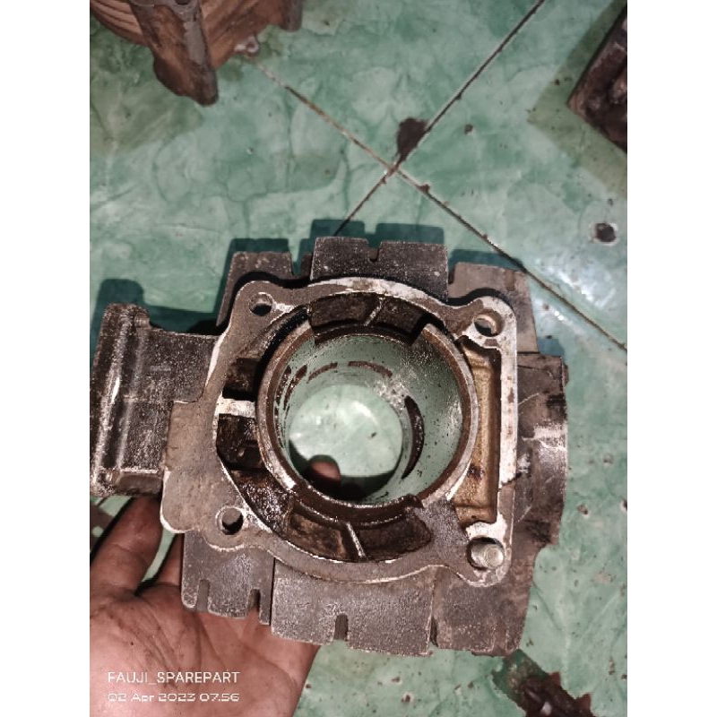 Jual blok boring piston Suzuki RGR rjr barang masih bagus ori bawaan ...