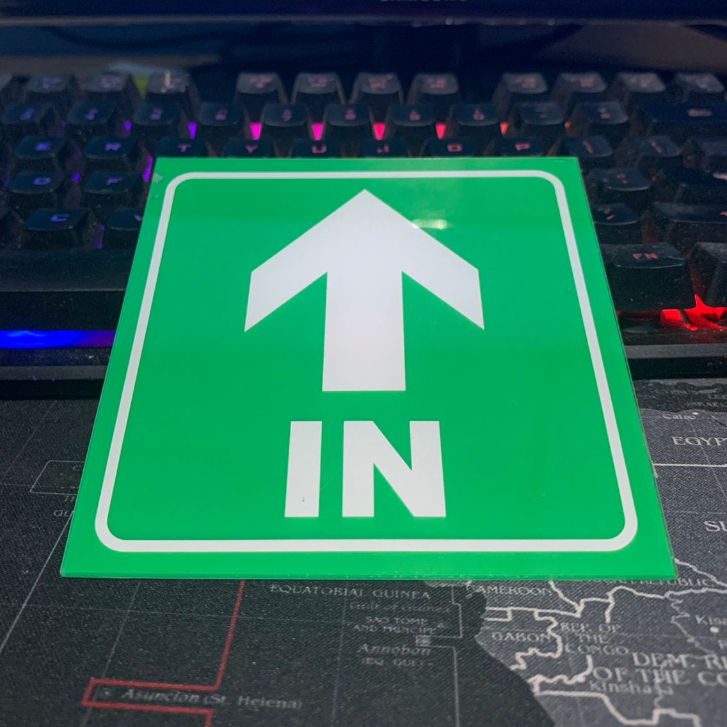 Jual Sign Akrilik Tandan panah IN (hijau) and OUT(merah) | Shopee Indonesia