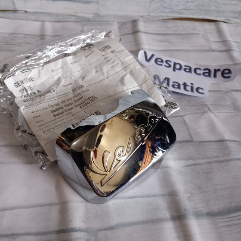 Cache sous selle gauche Piaggio Vespa LX 125 (2005 - 2010