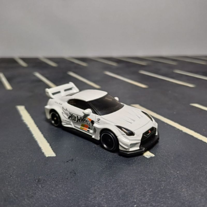Jual MASIH CARD, GAMBAR HANYA MODEL!!! Hot Wheels Nissan Gtr R35 LBWK ...