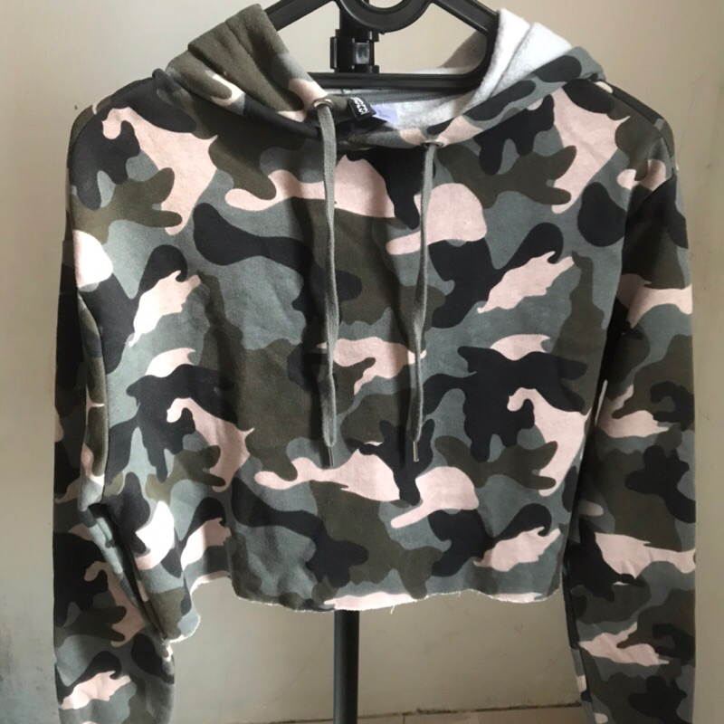 H&m camouflage hoodie hotsell