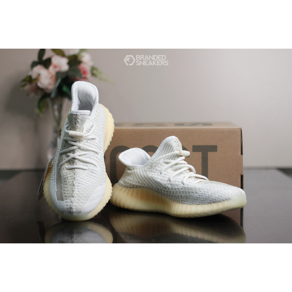 Foto sepatu adidas outlet yeezy