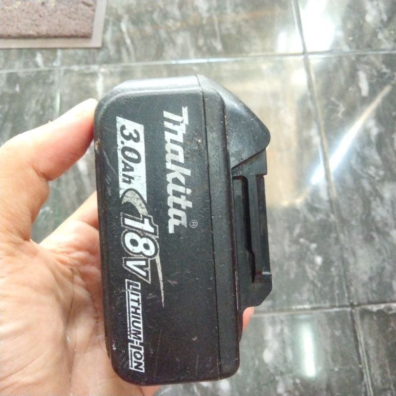 Jual Baterai Makita 18V 3Ah Bekas Normal Segel. | Shopee Indonesia