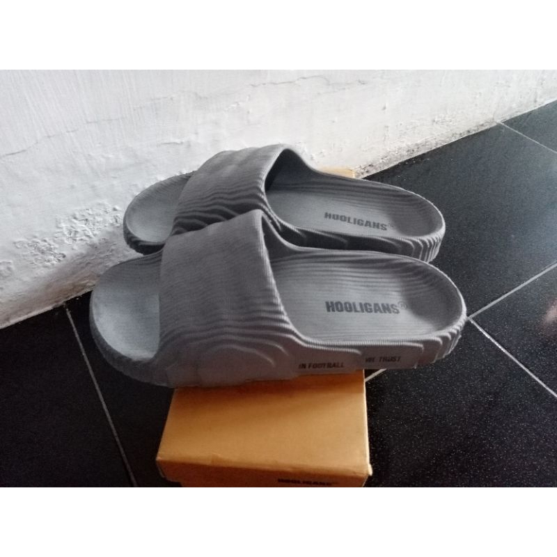 Jual sandal selop hooligans second Like New | Shopee Indonesia