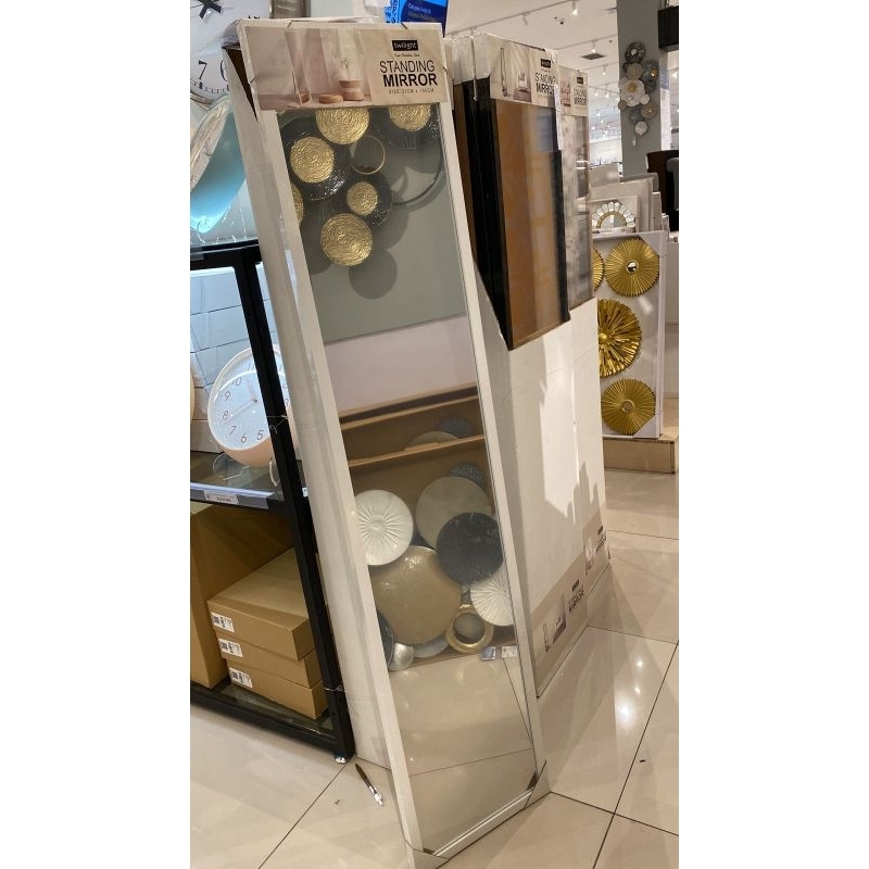 Standing store mirror informa