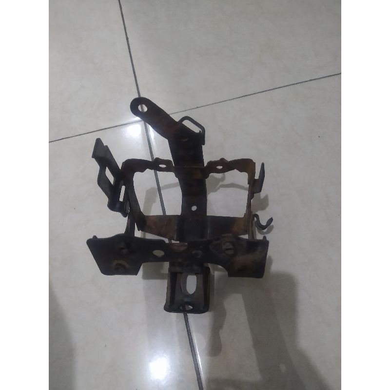 Jual breket panel dudukan pangkon aki Vario techno 110 karbu orijinal