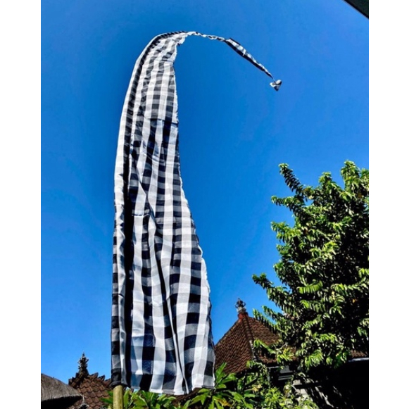 Jual Umbul-Umbul Penjor Bali Poleng Catur Kotak-Kotak Hitam Putih