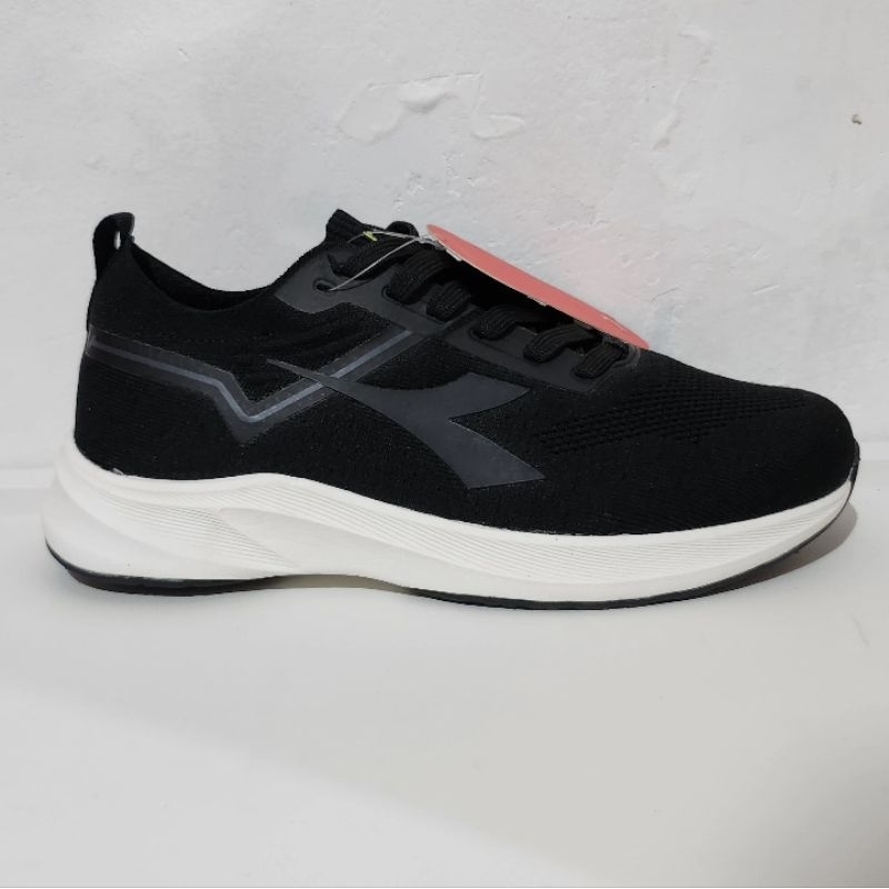 Diadora Sneakers Black Finn size 42 43 44 sneakers sepatu running hitam